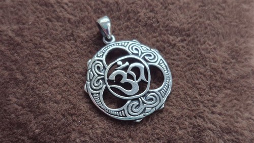 Ornament anhänger amulett - om,